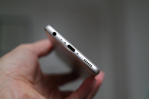 Persoon Met Zilveren Iphone 7