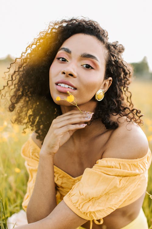 Gratis lagerfoto af afrikansk kvinde, afro, alt gult Lagerfoto