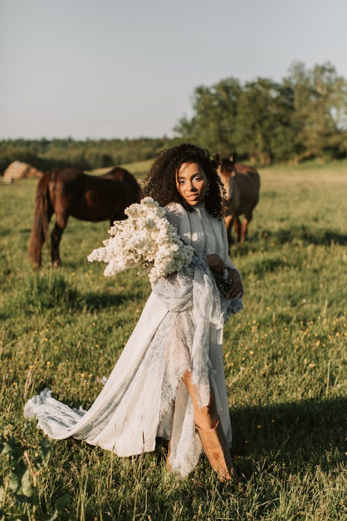 Základová fotografie zdarma na téma afroameričanka, bílé květy, koně