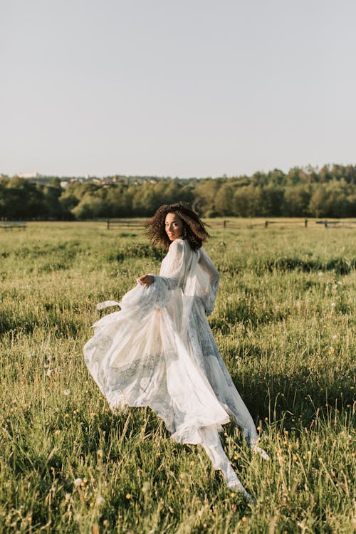 Kostenloses Stock Foto zu afroamerikaner-frau, bäume, fotoshooting