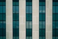 现代建筑的对称立面展示了玻璃和混凝土的图案