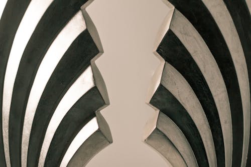 흰색 표면에 회색과 검은 색 강철 벽 장식