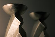 特写镜头中，抽象金属雕塑线条优雅，基调温暖