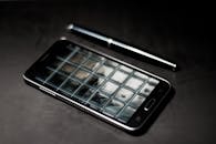 现代办公桌上的智能手机和笔，呈现出几何图案的时尚感