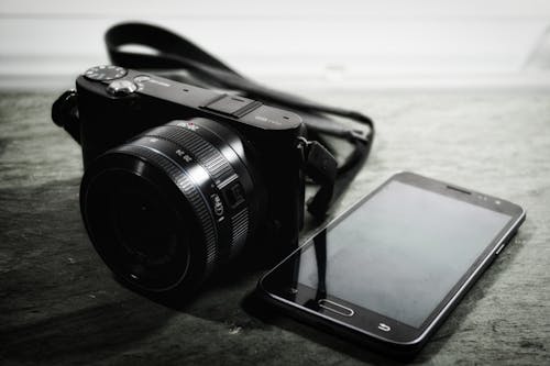 Ücretsiz Samsung Akıllı Telefonun Yanında Köprü Kamerası Stok Fotoğraflar
