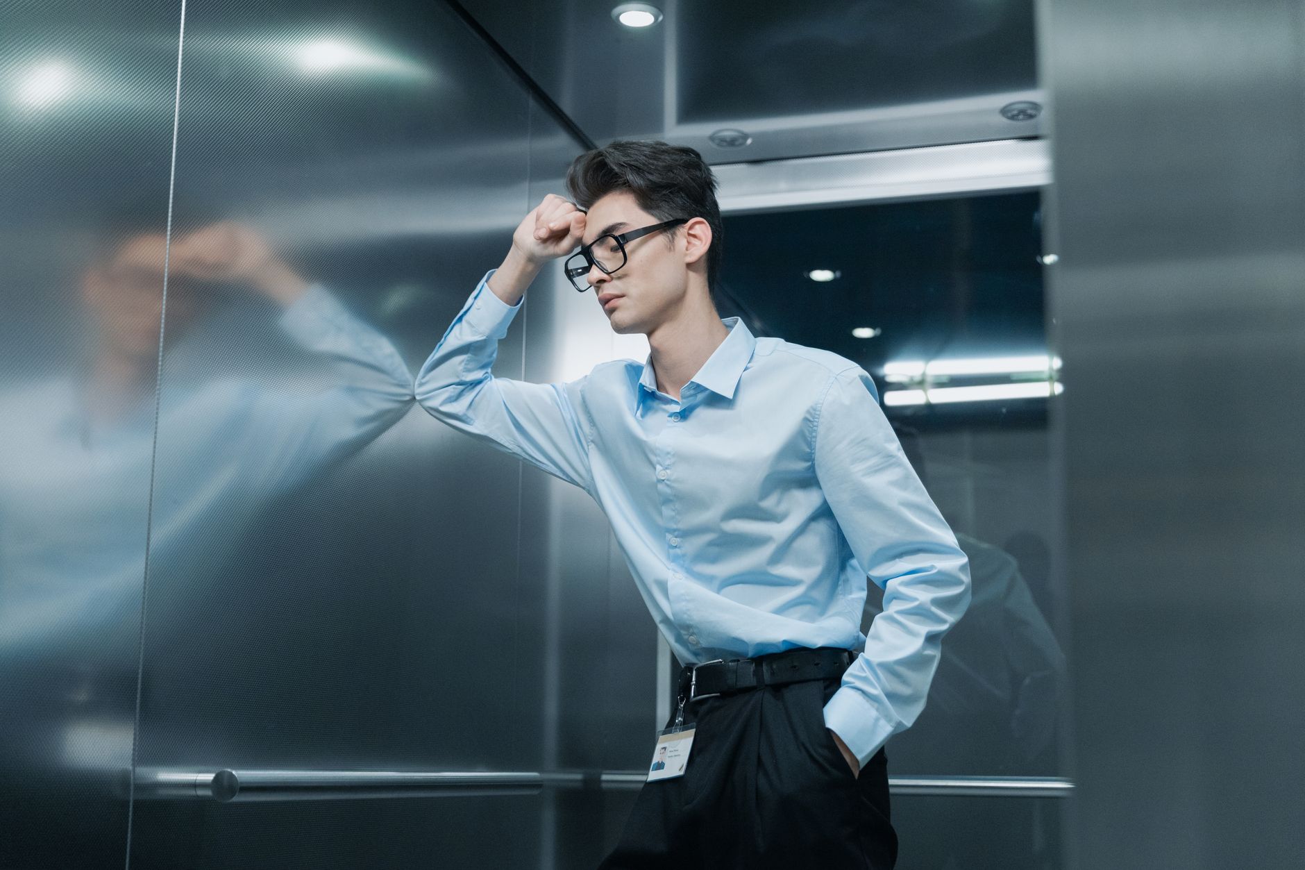 Một nhân viên văn phòng châu Á lo lắng về tương lai công việc.