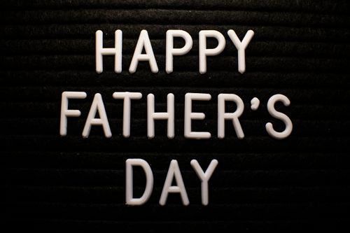 Free White letters on a black board spelling out Happy Father's Day, perfect for celebrations. Stock Photo