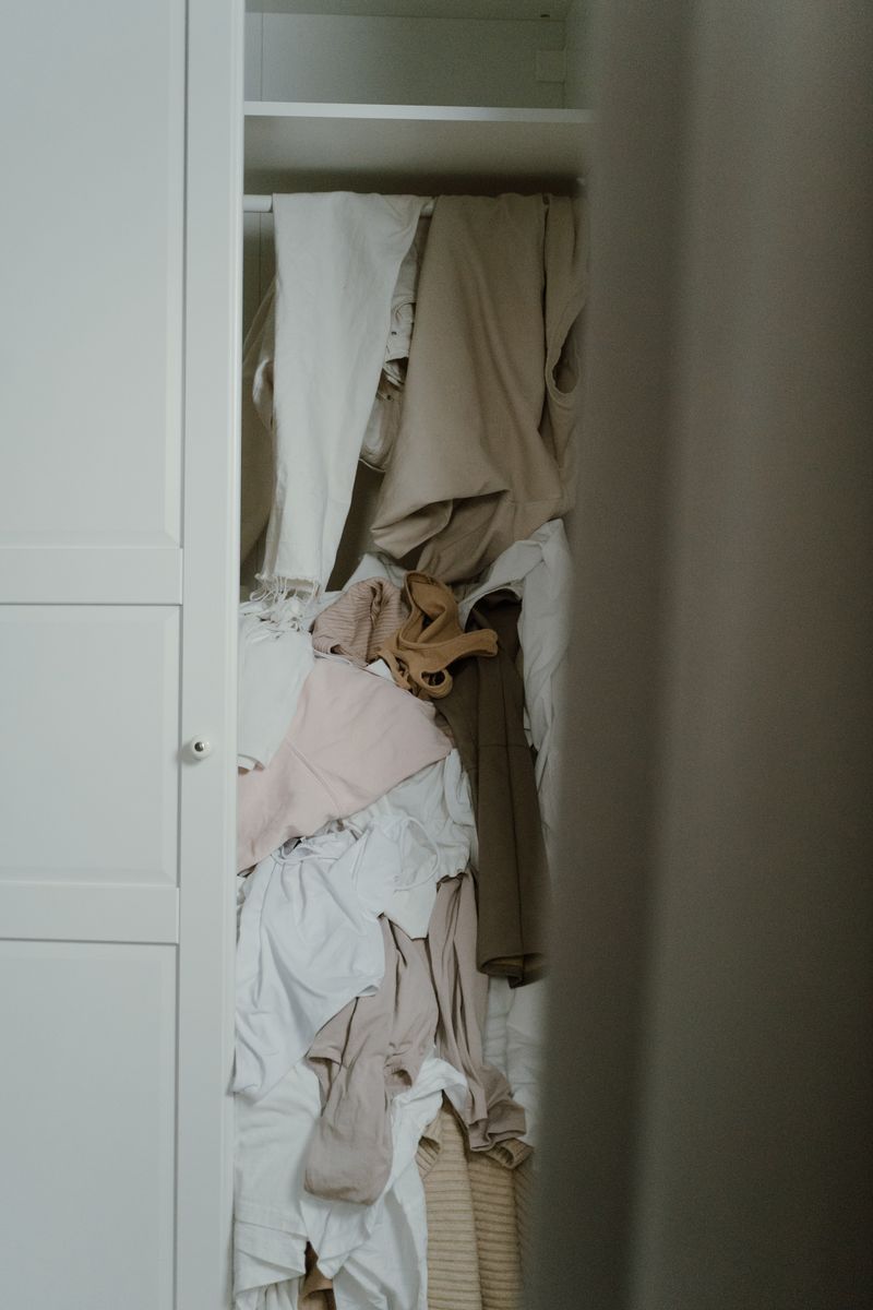 Closet desordenado con ropa amontonada