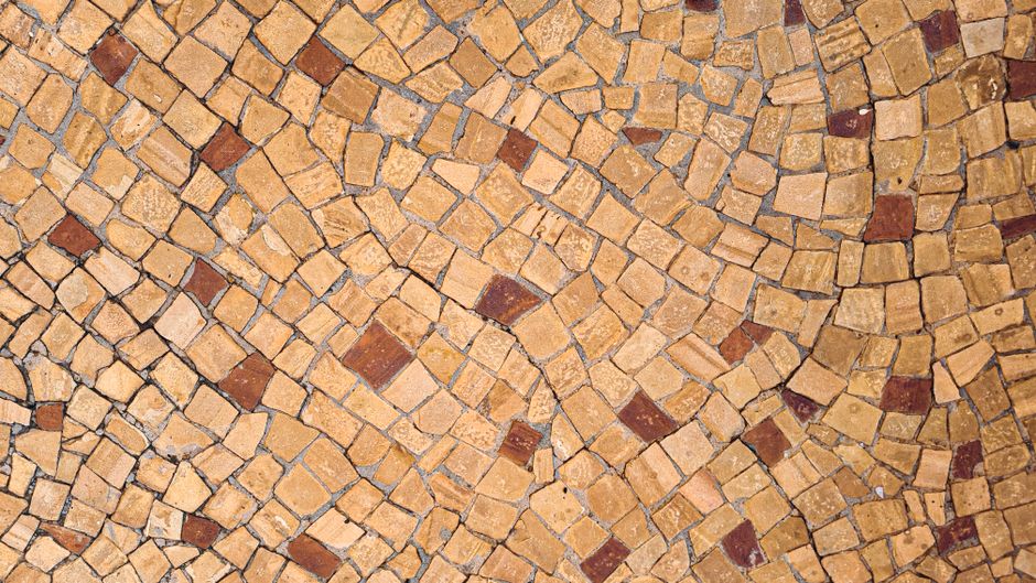 Detail of a <span class="notranslate"><em>Calçada</em></span> showcasing intricate stone patterns.