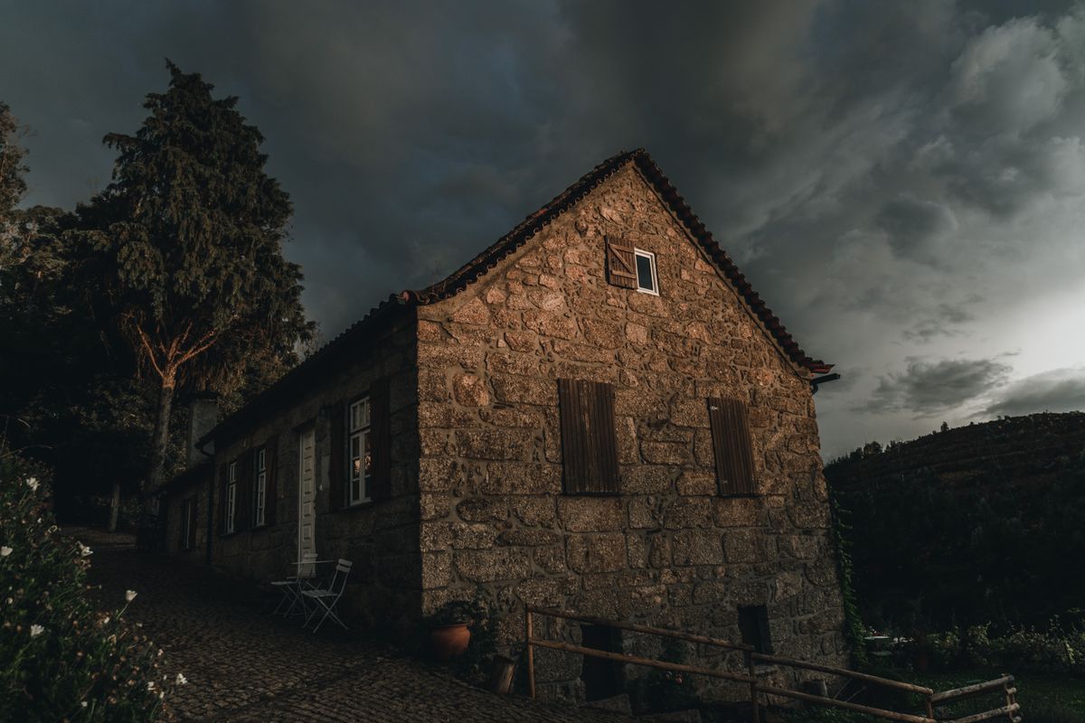 Vaciado de masías de piedra en la Garrotxa volcánica