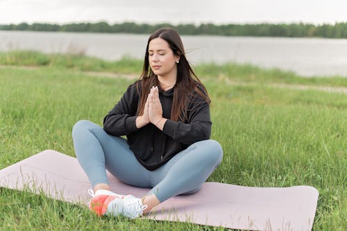 Imagine de stoc gratuită din activewear, covor de yoga, cu ochii inchisi