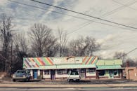 阿什维尔北卡罗来纳州的店面充满活力，配有车辆和电线