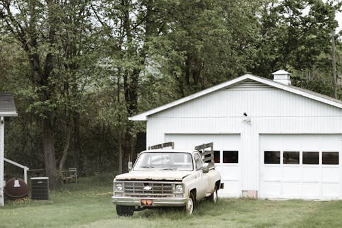 Grey Chevrolet Voiture Garée Près De White Shed