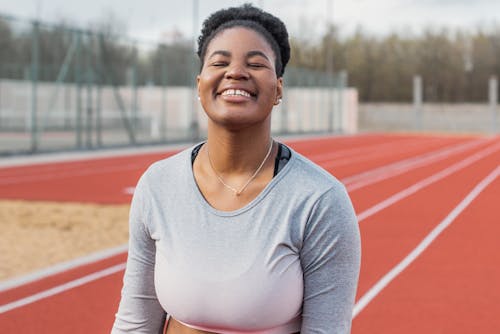 Kostnadsfri bild av afrikansk amerikan kvinna, kvinna, leende