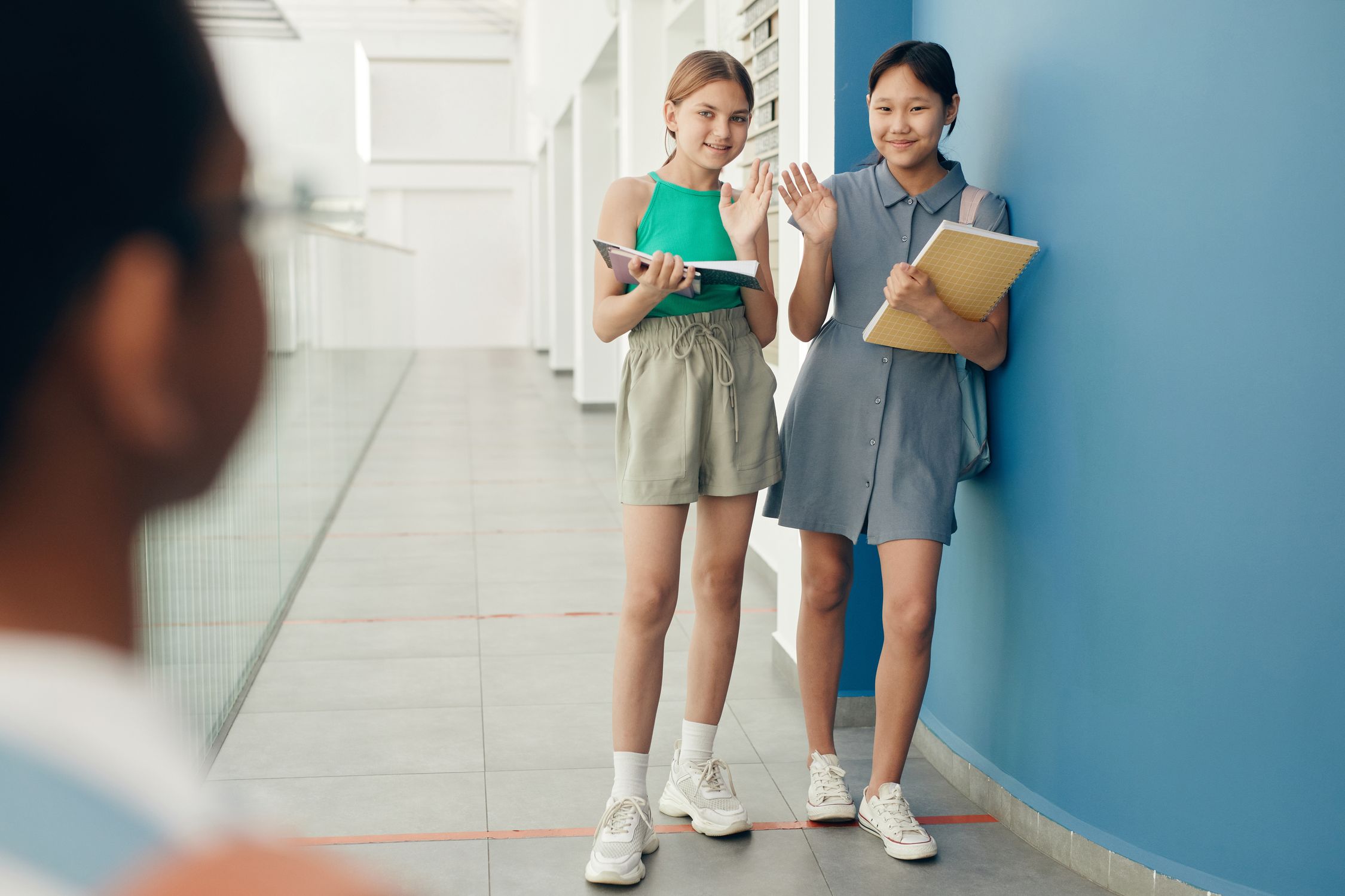 Duas adolescentes sorridentes, representando a importância das interações sociais e do apoio mútuo na puberdade.