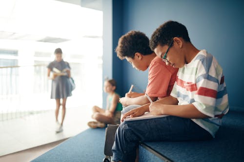 Foto profissional grátis de adolescência, alunos, cadernos