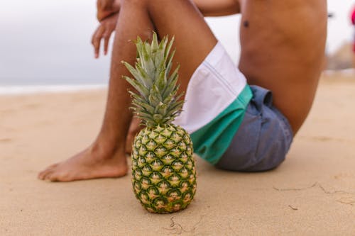 Gratis lagerfoto af ananas, sand, sund mad Lagerfoto