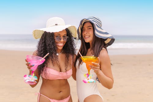 afrikalı-amerikalı kadın, Arkadaşlar, bikini içeren Ücretsiz stok fotoğraf