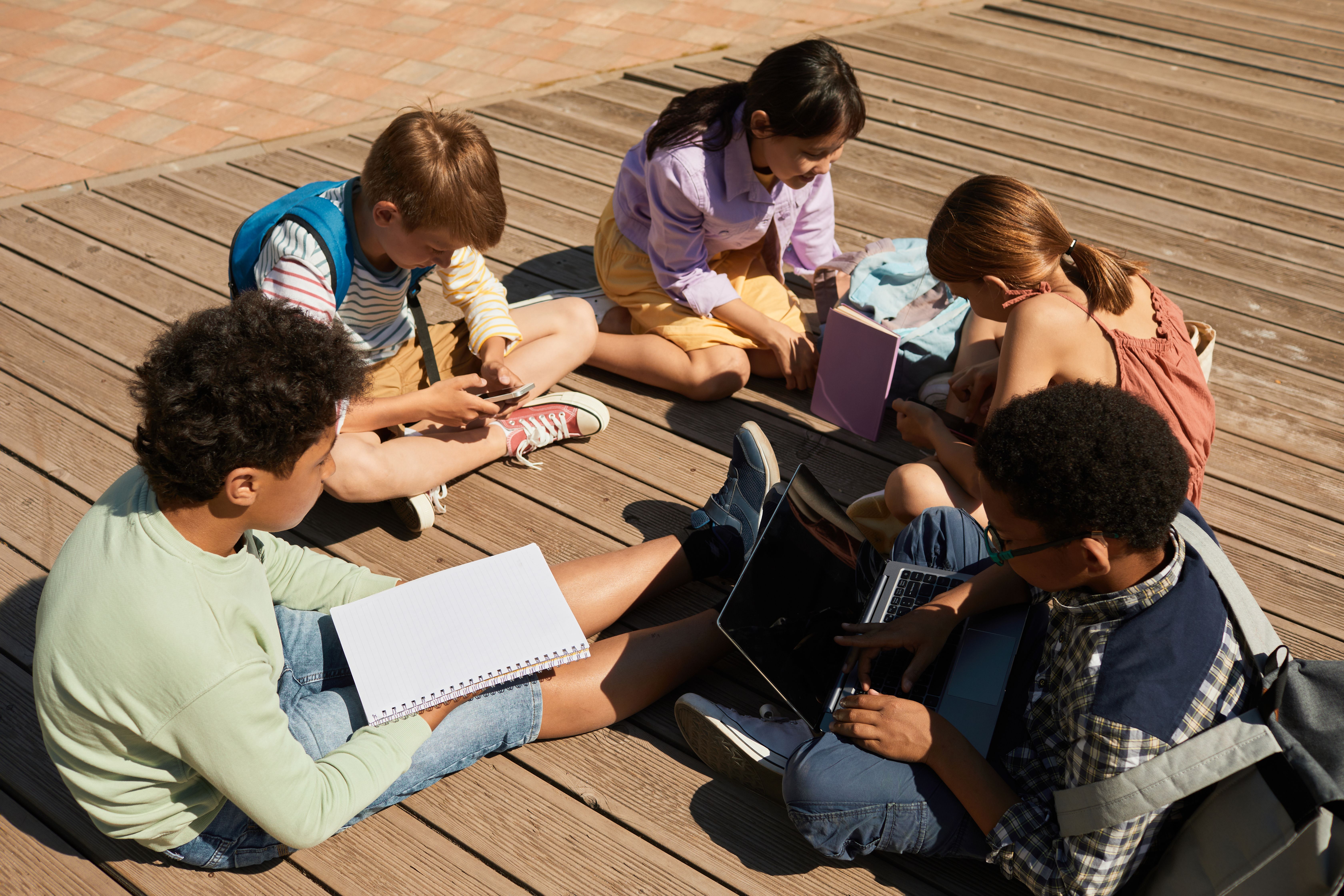 Development state of MOOCs and 5G-based Meta Classrooms with synchronous teaching and assessment of students’ learning status