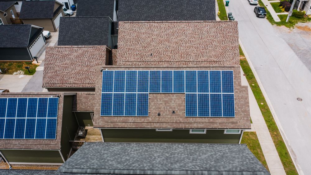 Vue aérienne de toitures équipées de panneaux solaires