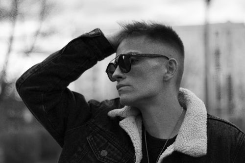 Free Black and white portrait of a man in sunglasses outdoors, exuding style and confidence. Stock Photo