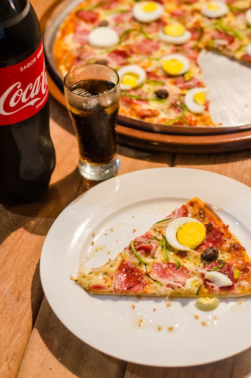 Free 1-piece Sliced Pizza in White Ceramic Plate Stock Photo