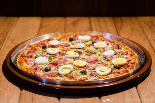Kostenlos Pizza Mahlzeit Auf Edelstahl Tablett Stock-Foto