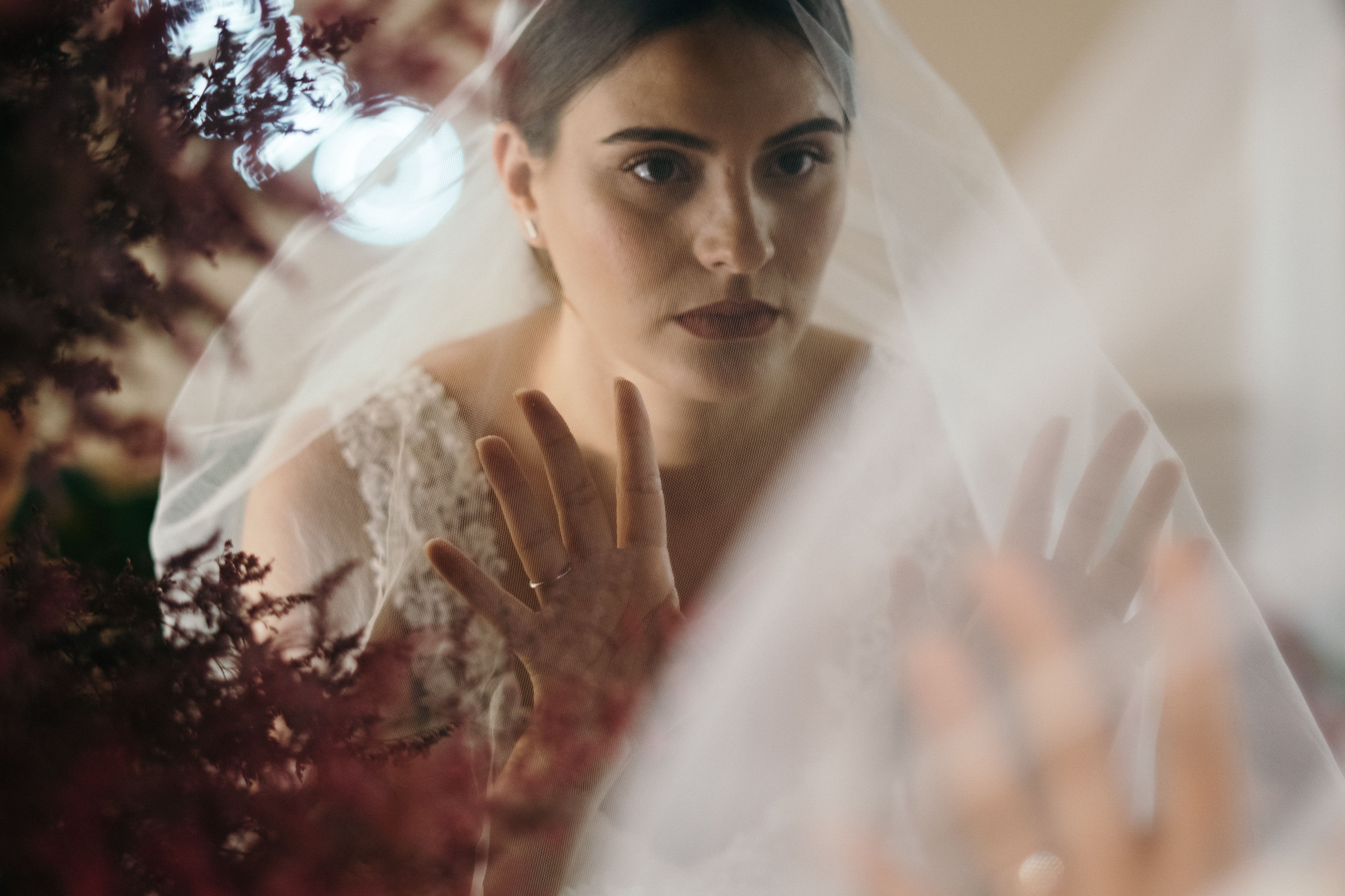 Zendaya apresenta tendência bridal clean em 'O Drama'