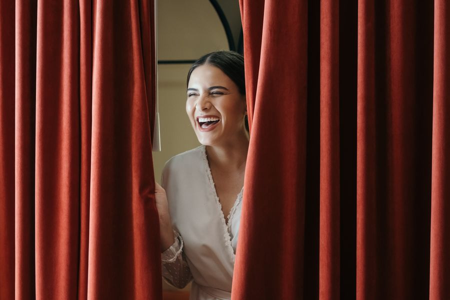 Noiva sorrindo no dia do casamento