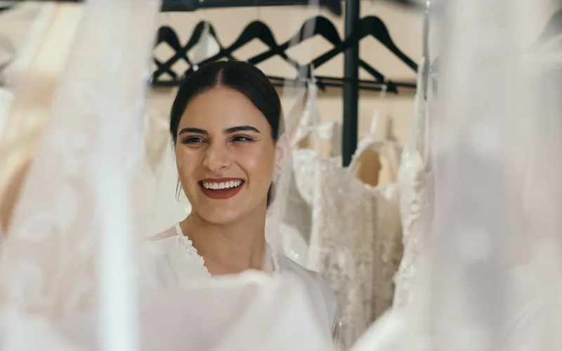 maquillaje natural novia vestido encaje pedrería