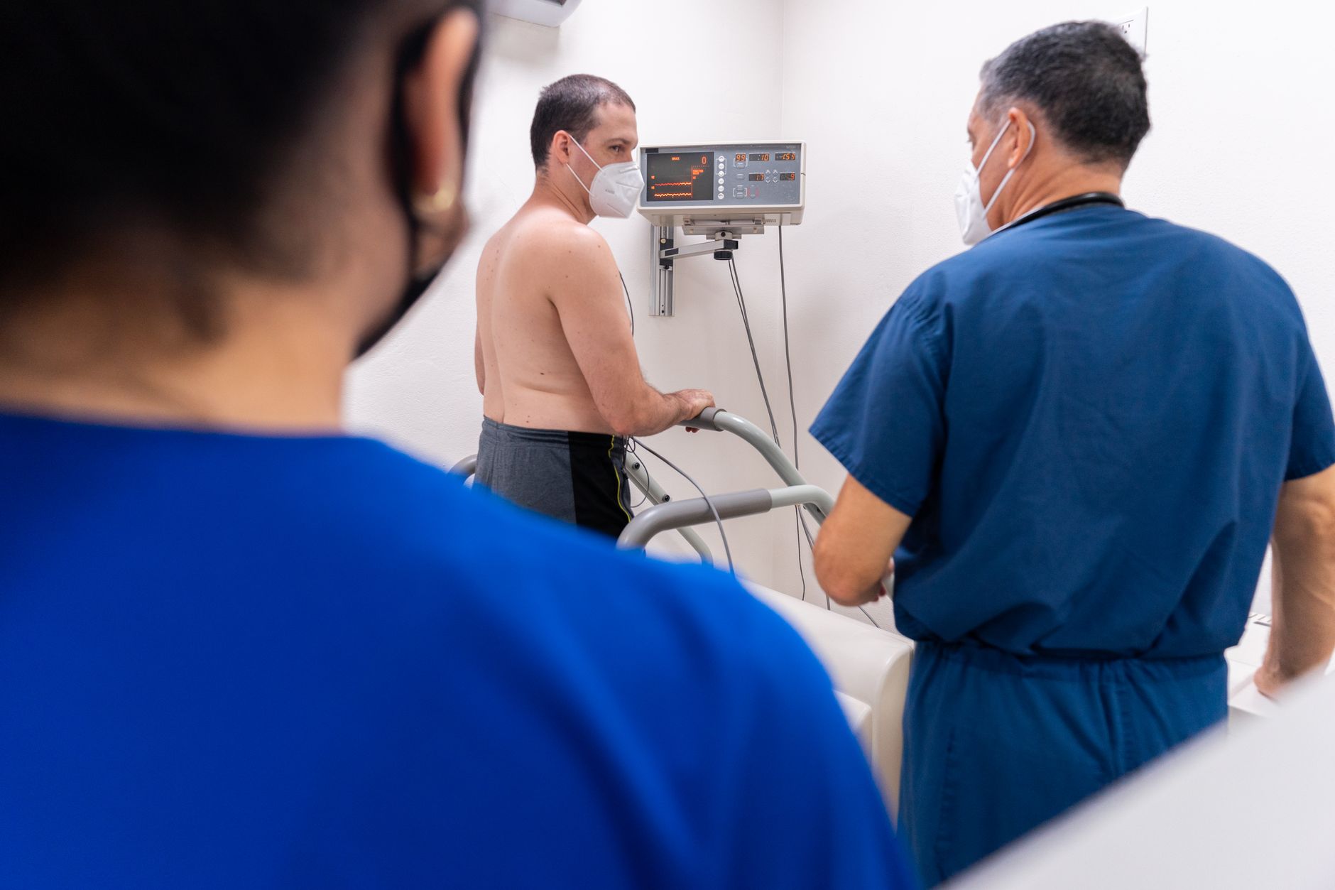 Traçado de eletrocardiograma num monitor hospitalar