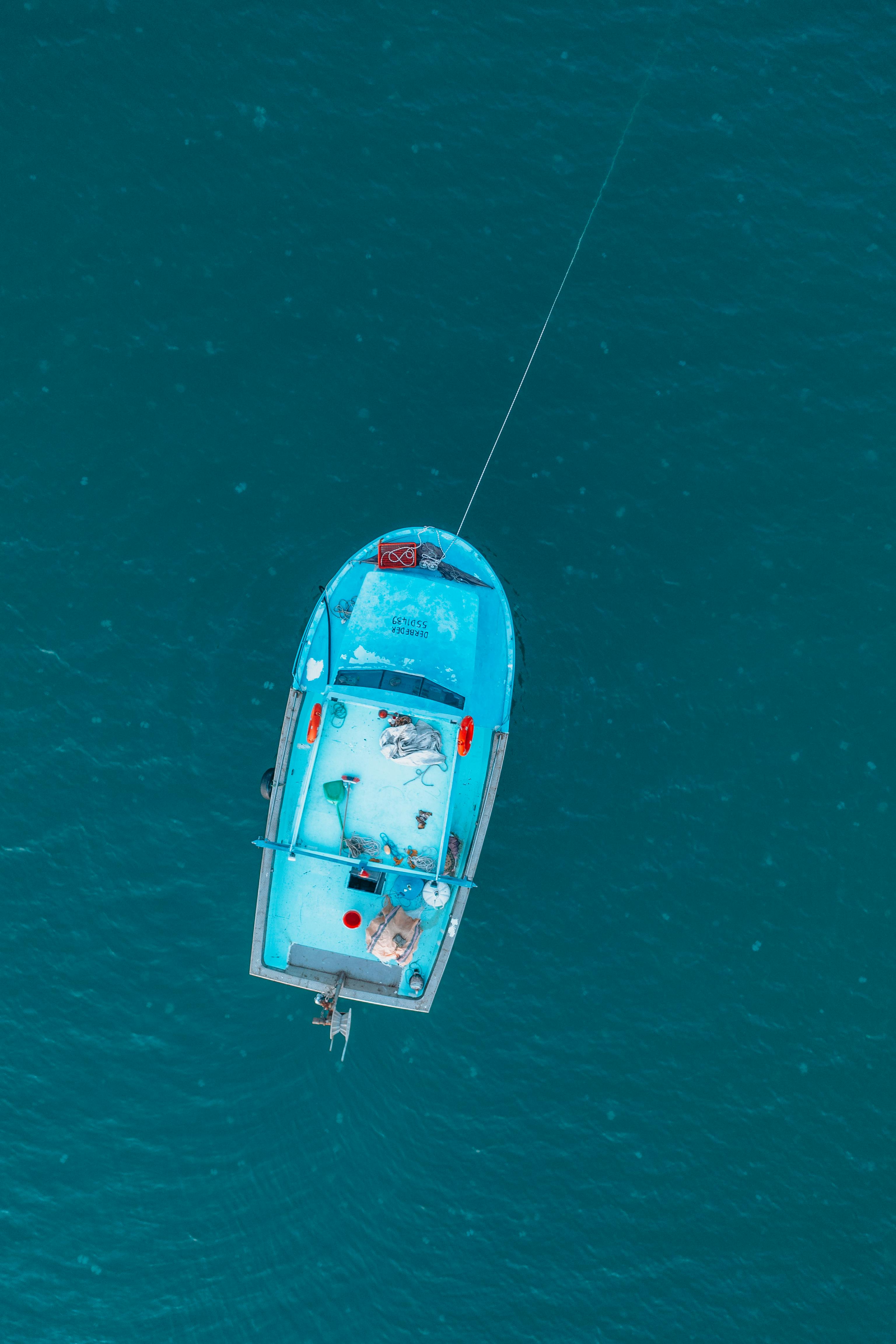 Captivating aerial photo of a solo boat on turquoise waters in Ordu, Türkiye.