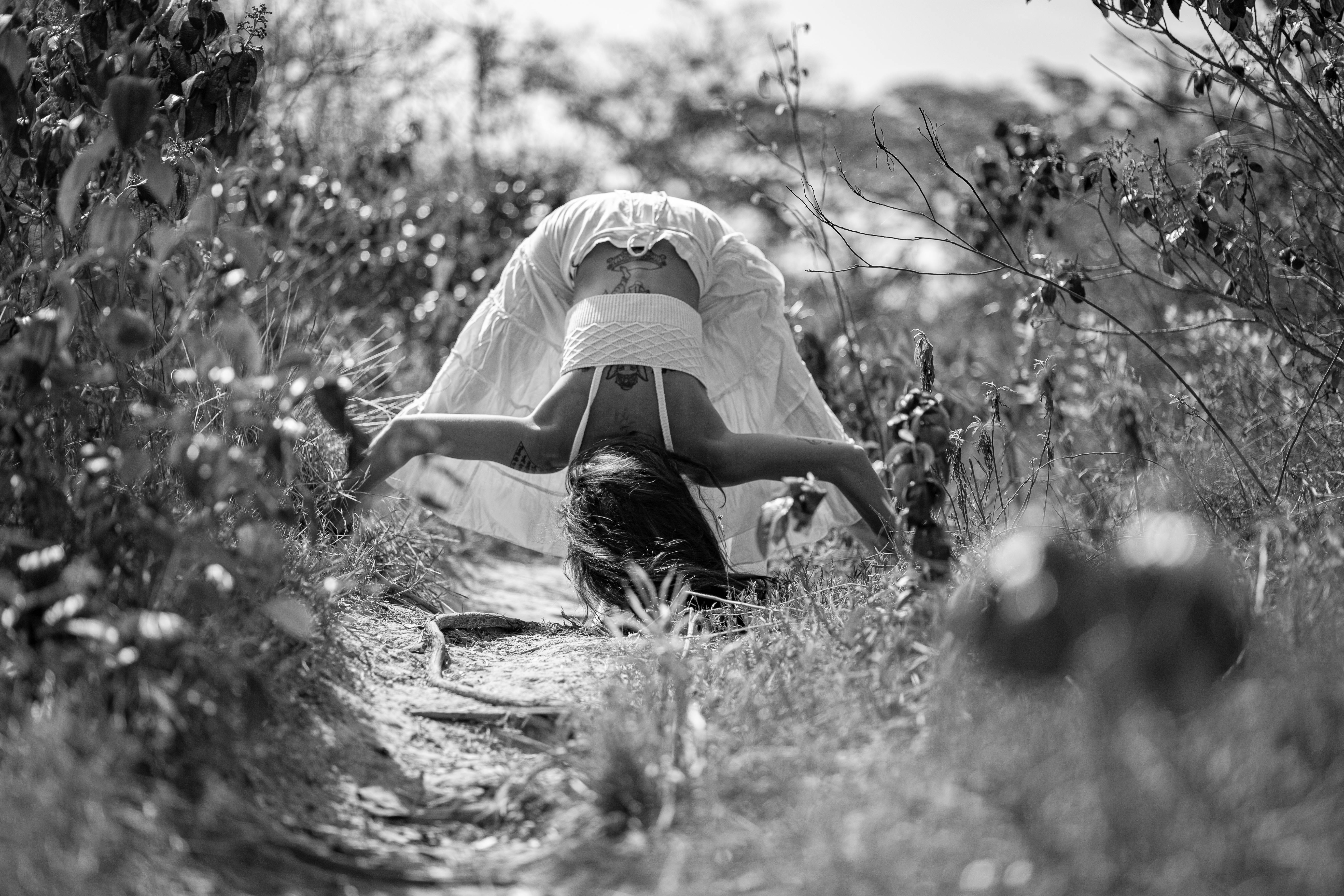 आत्म-खोज की यात्रा में कला, विभिन्न कलात्मक सामग्री बिखरी हुई