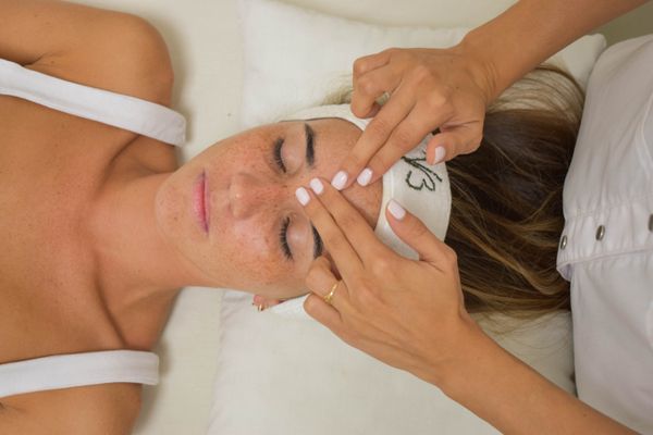 Cliente recebendo máscara facial