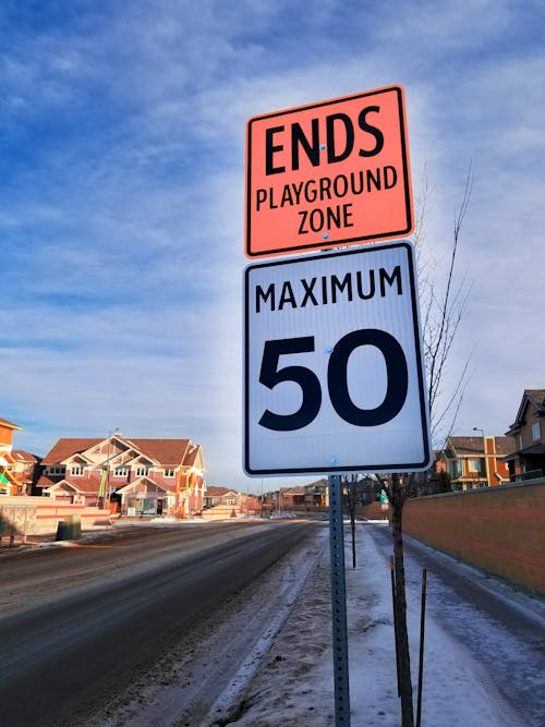 Foto Von Ends Playground Zone Maximum 50 Straßenschild