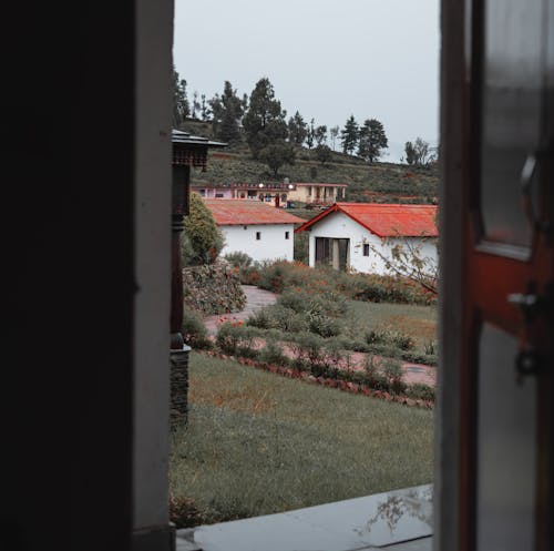 Foto profissional grátis de arquitetura, árvores, bairro