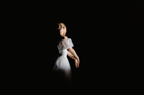 Bailarina elegante com iluminação dramática