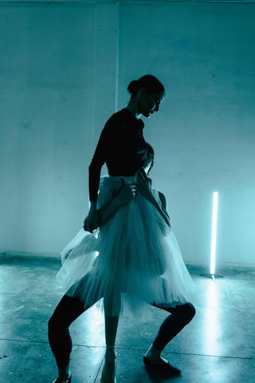 Sonriente Niña Bailarina Asiática Realizando Plie En La Escuela De Ballet ·  Foto de stock gratuita