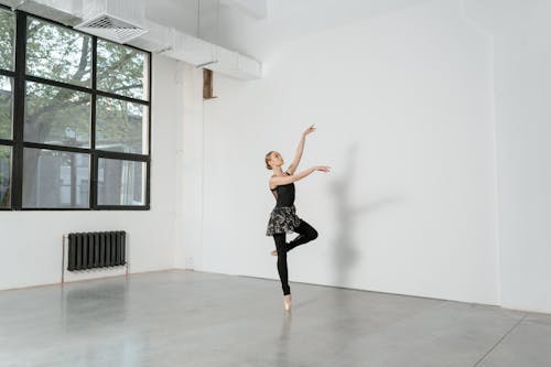 Foto profissional grátis de aula de balé, bailarina, bailarino