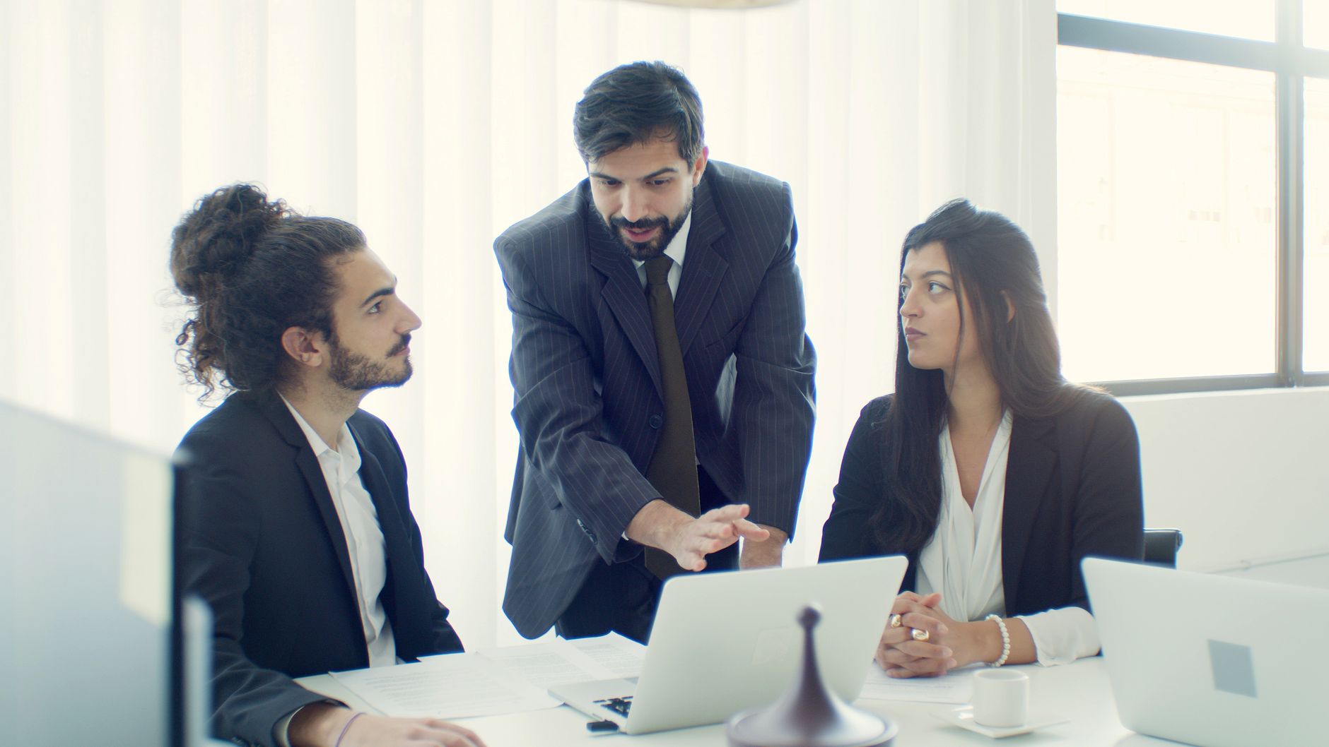 Modern bir ofis ortamında stratejik kararlar alan bir lider ve zorluklara karşı çözüm üreten profesyonel iş ekibini temsil eden görsel.