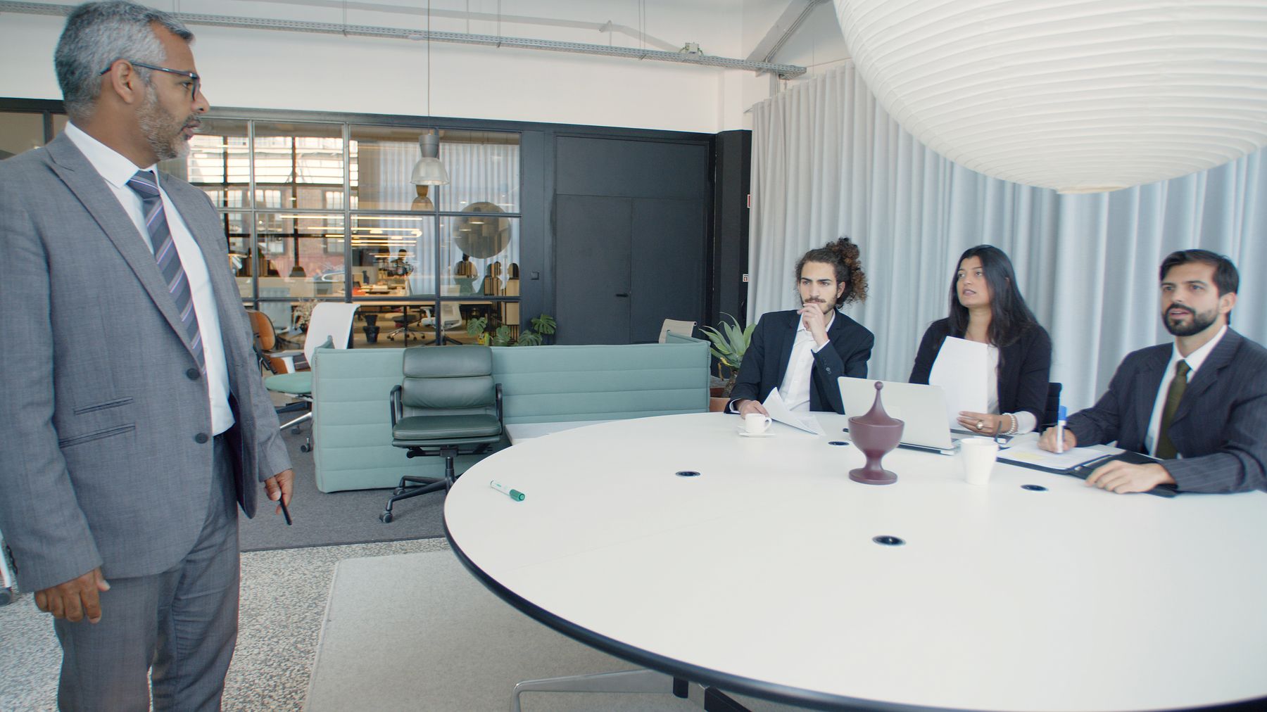 Reunión de trabajo revisando los servicios digitales de un cliente