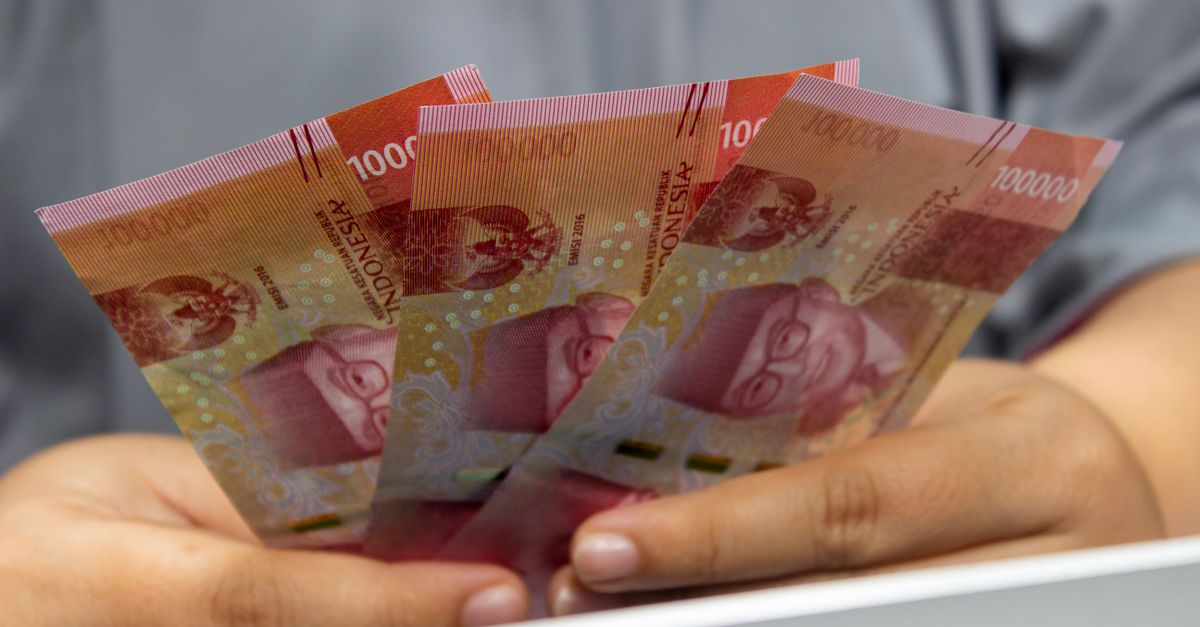 Rupiah Slips to Rp18,033 per Dollar as Markets Await Fed Signals