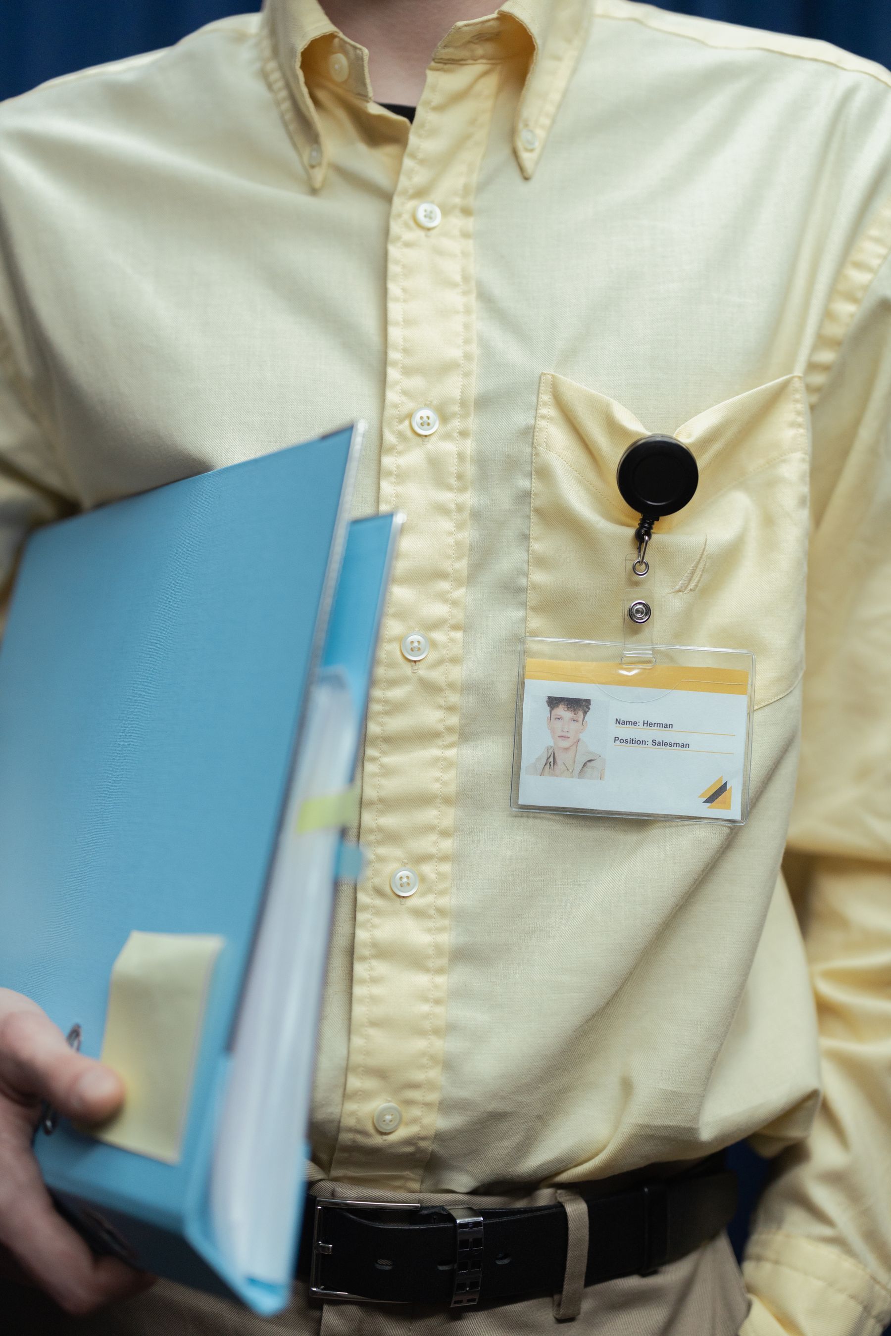 Identidad y trazabilidad en control de acceso Empleado con identificación corporativa en un sistema de control de acceso empresarial