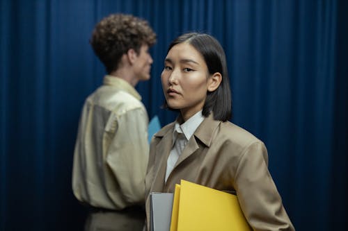 Gratis stockfoto met aantrekkelijk mooi, Aziatische vrouw, bruine jas