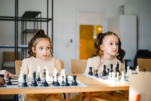 Две девочки играют в шахматы
