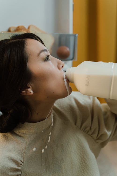 Gratis Fotos de stock gratuitas de asiática, bebiendo, botella de leche Foto de stock