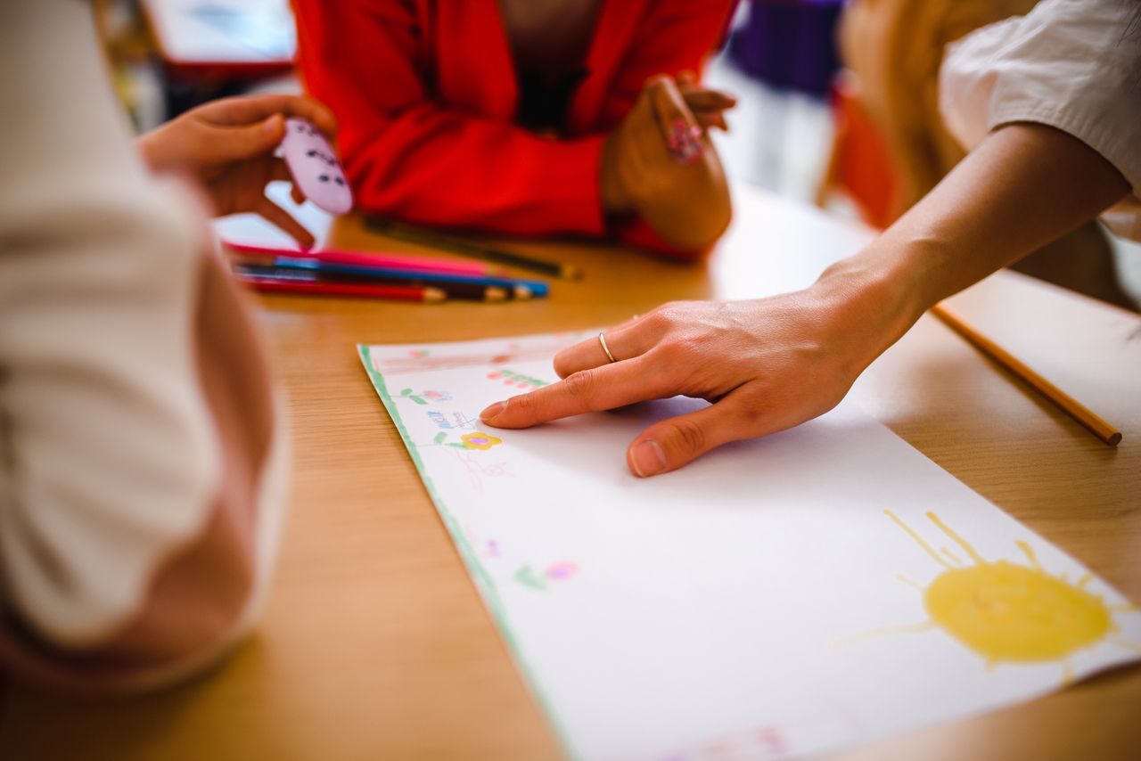 Anak-anak melakukan kegiatan menggambar warna-warni di kelas