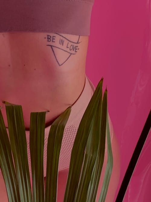 Fotos de stock gratuitas de cintura, cuerpo, fondo rosa