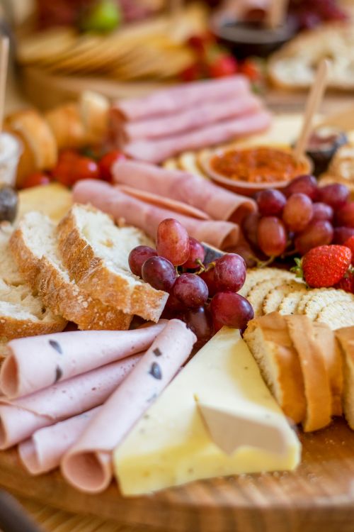 Planche apéro petit budget avec jambon, fromage et baguette