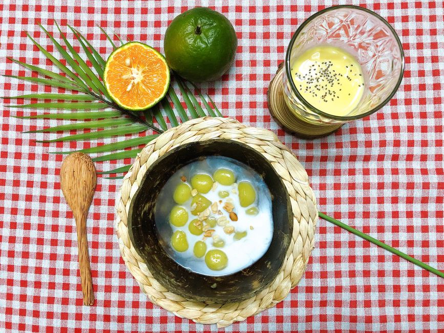 Những Ai Không Nên Ăn Hạt Đác? Lưu Ý Quan Trọng Khi Sử Dụng 2 Bright overhead shot of a healthy breakfast with fruit, yogurt, and juice on a red checkered tablecloth.